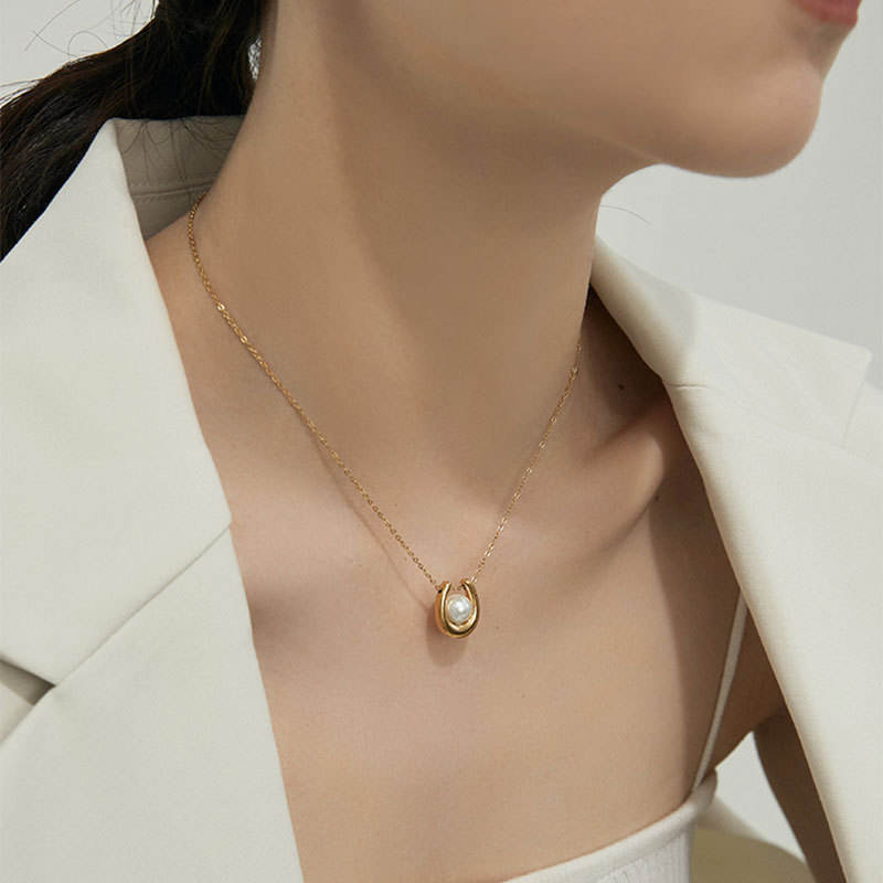 U Shape Pendant Necklace - 18k Gold Plated