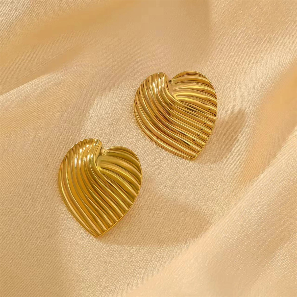 Sculpted Heart Earrings – 18K Gold Plated