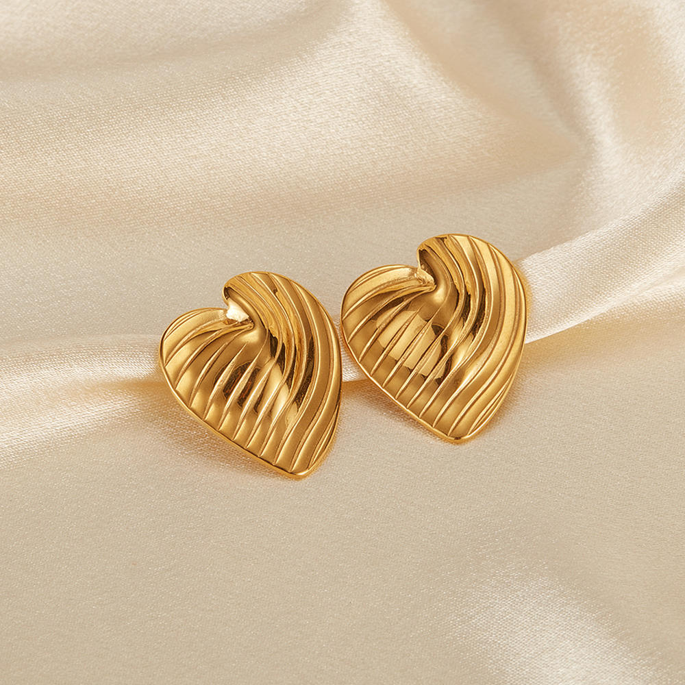 Sculpted Heart Earrings – 18K Gold Plated