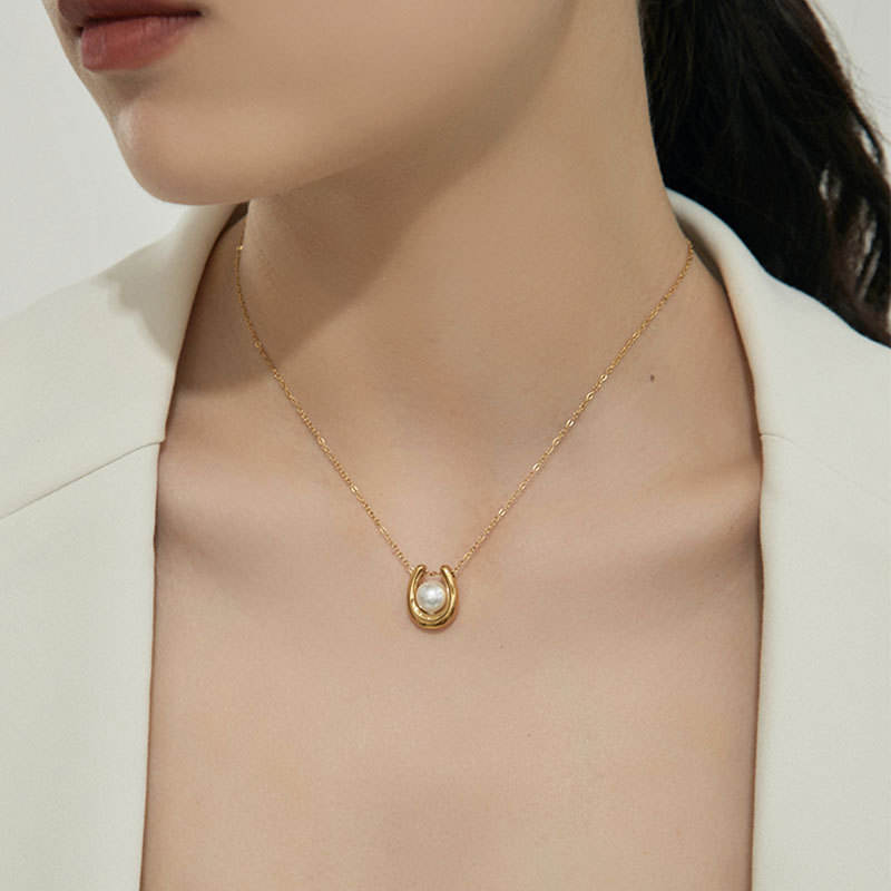U Shape Pendant Necklace - 18k Gold Plated